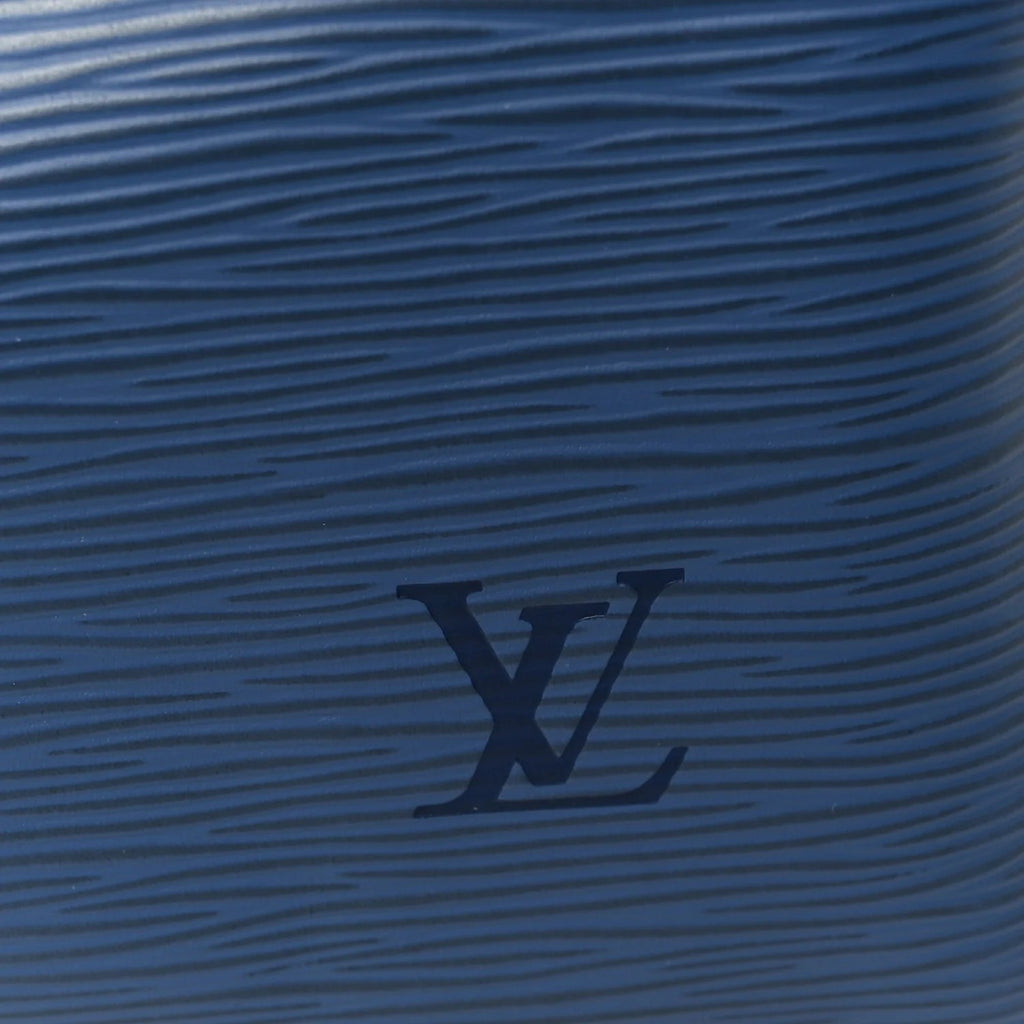 louis vuitton epi speedy Close-up of a blue textured fabric with a brand logo.