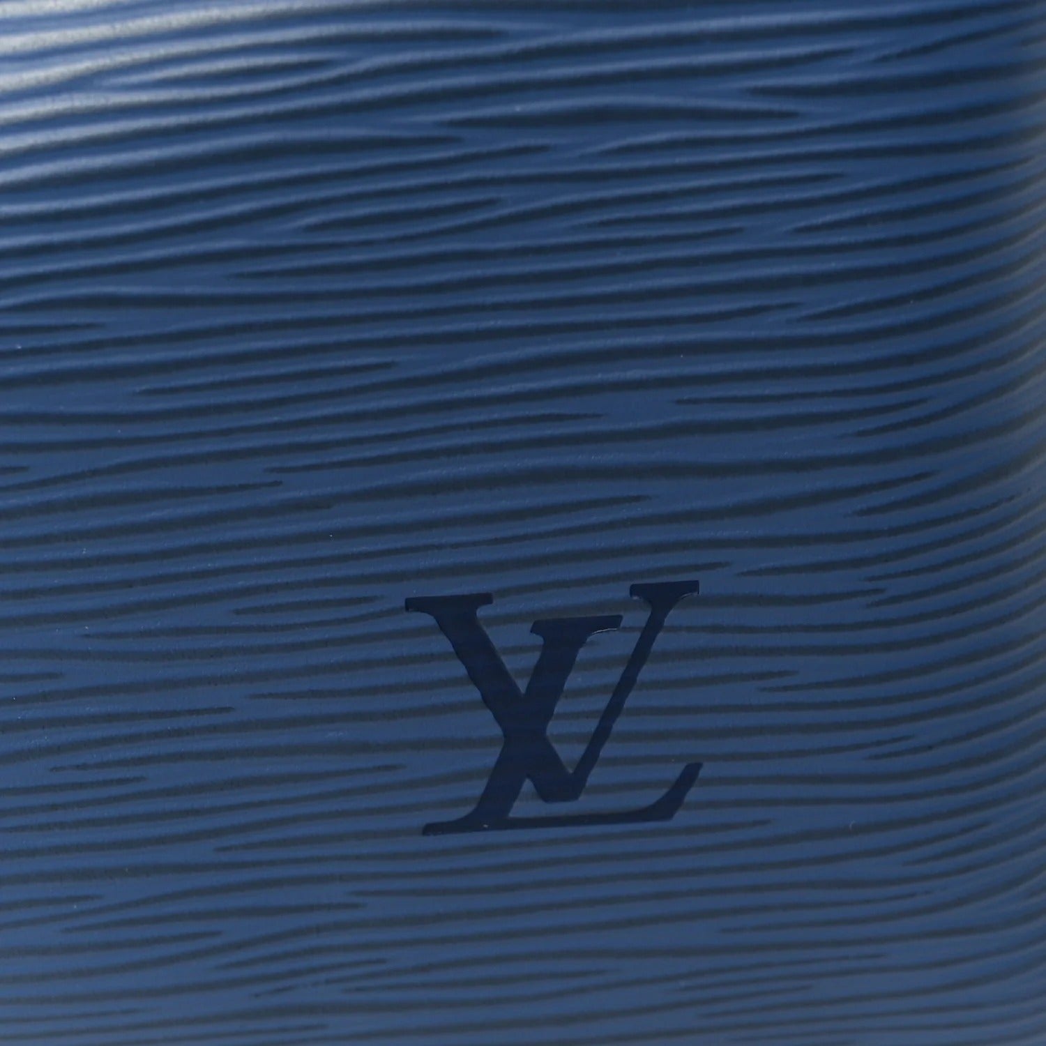 louis vuitton epi speedy Close-up of a blue textured fabric with a brand logo.